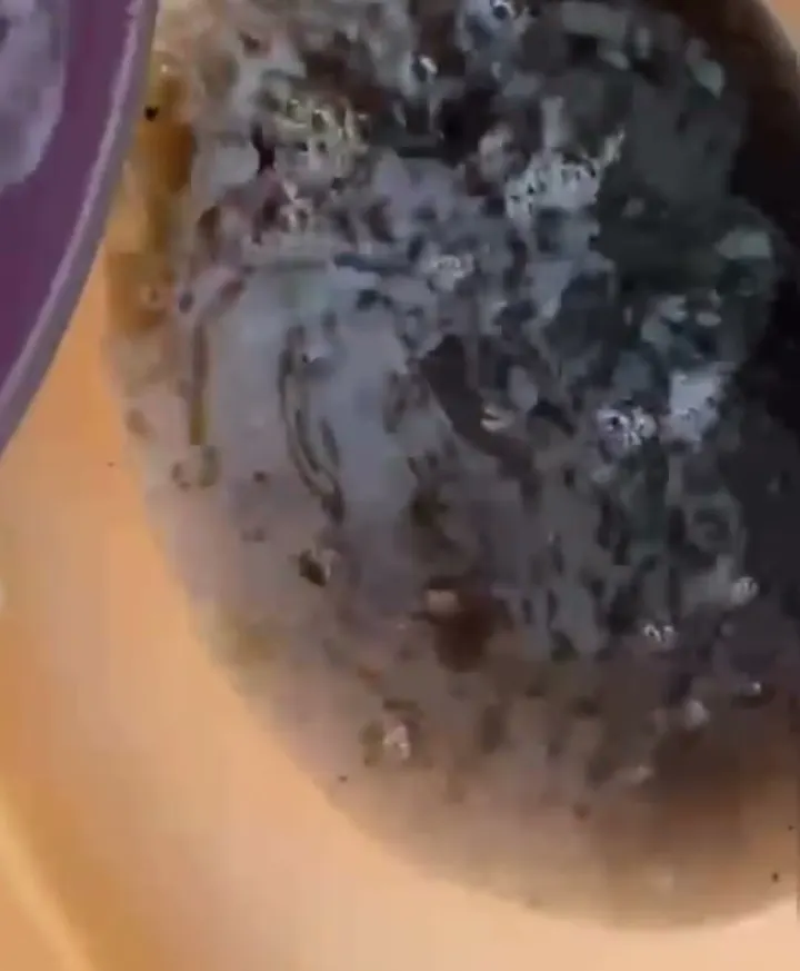 Água escura que saiu de um ar-condicionado durante a higienização