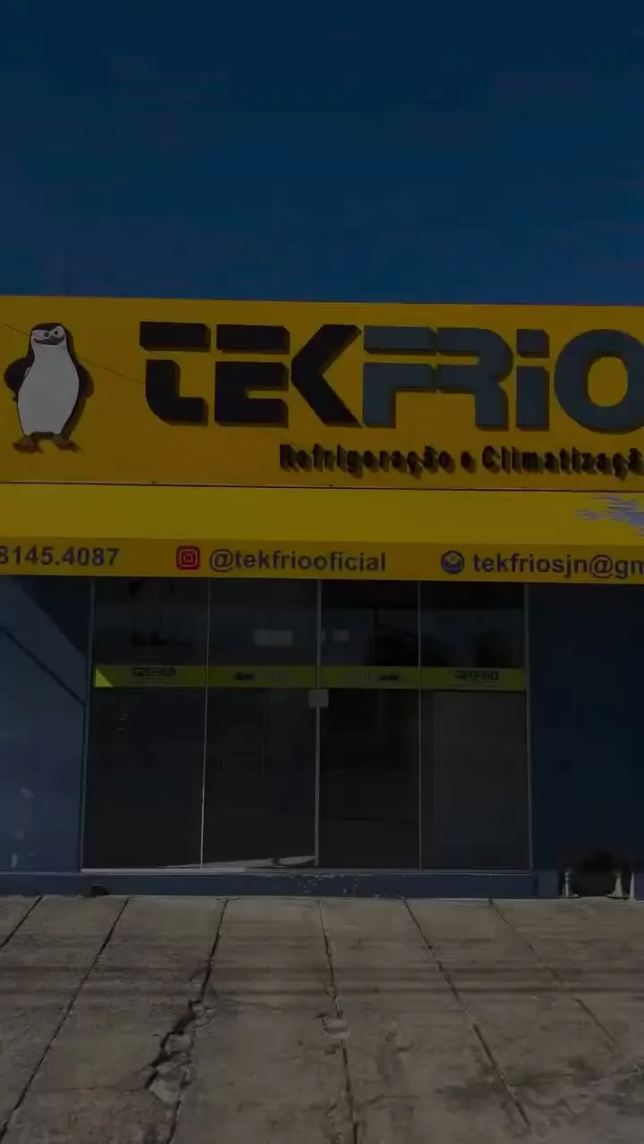 Fachada amarela da loja Tekfrio com o pinguim no letreiro