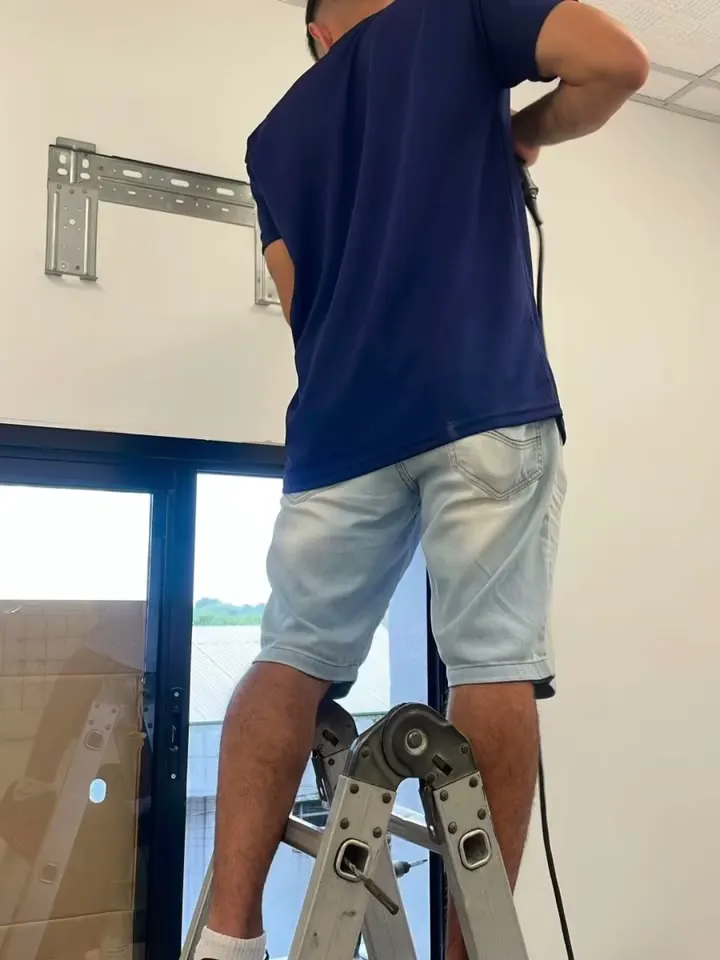 Técnico da Tekfrio instalando ar-condicionado na parede
